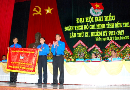 Thay mặt Ban Bí thư Trung ương Đoàn, đ/c Phan Văn Mãi đã trao cờ cho Đại hội Đoàn TNCS Hồ Chí Minh tỉnh Bến Tre với dòng chữ: “Đoàn kết, sáng tạo, xung kích, tình nguyện, lập thân, kiến quốc”